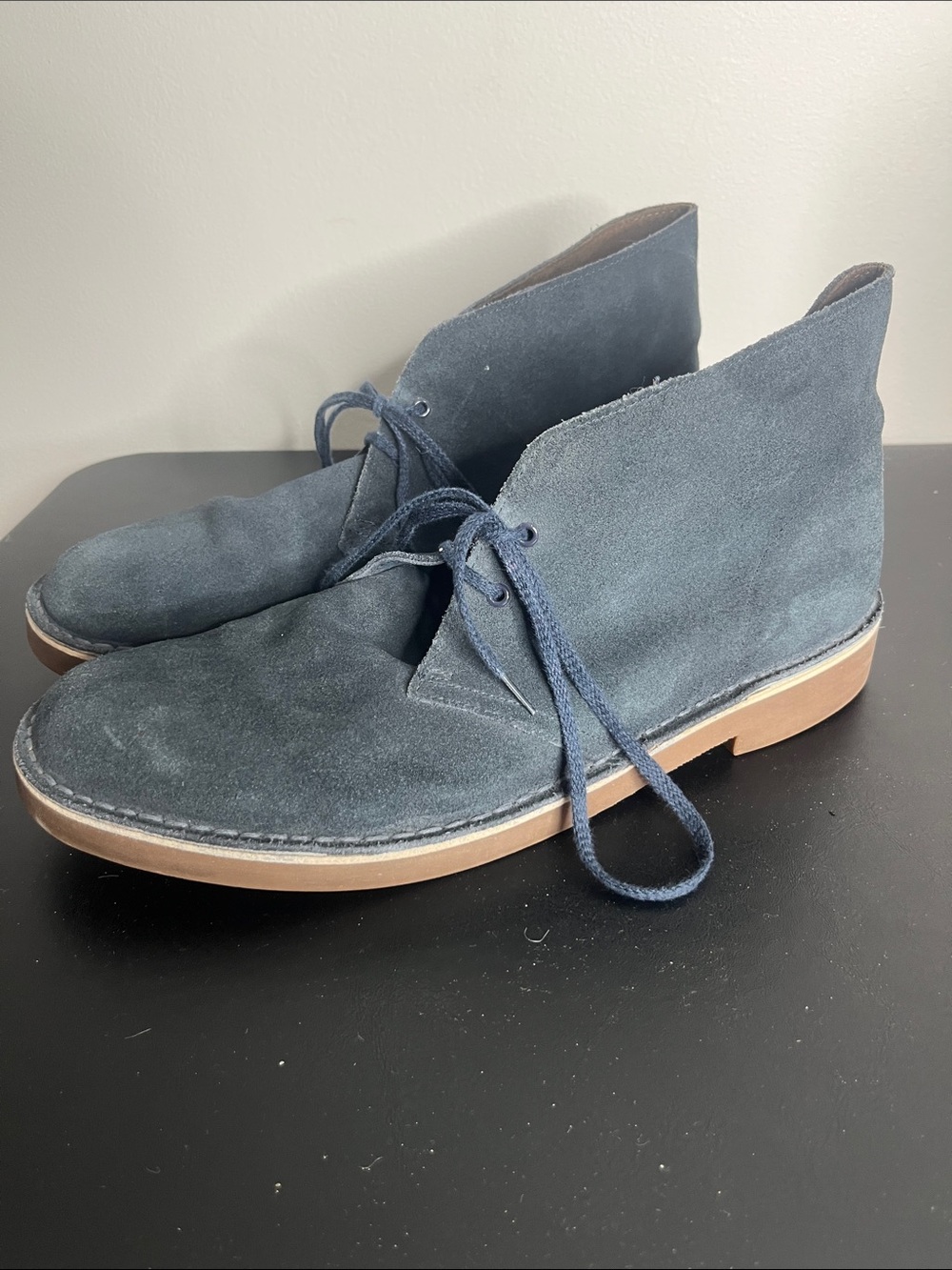 Clarks Men's Navy Suede Chukka Boots with Tan Sole